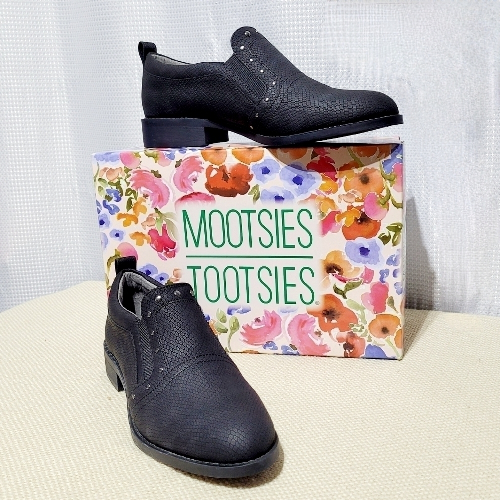 NWT Mootsie Tootsie Kira Black Studded & Distressed Snakeskin Slip-on (9.5M)